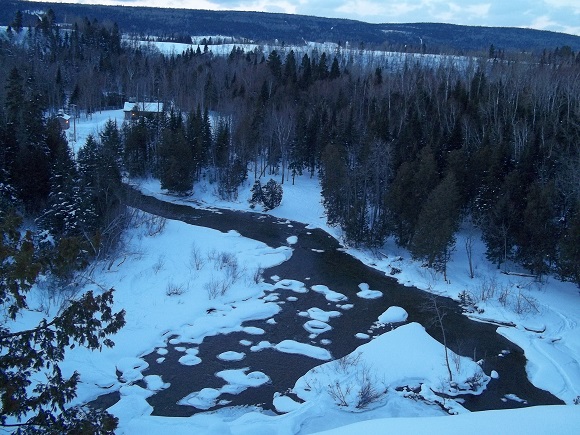 Vue en hiver de la passerelle Chute Neigette